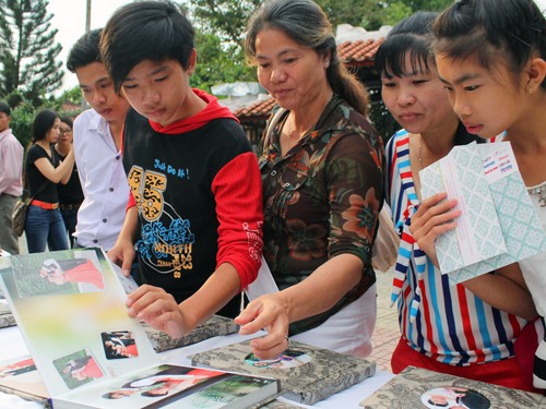 Cô dâu khuyết tật rạng ngời trong đám cưới tập thể ảnh 13