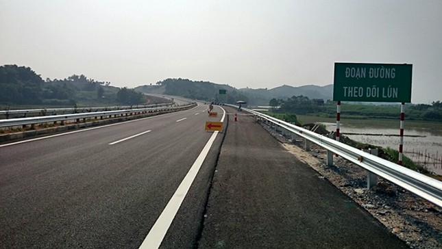 Cao tốc Nội Bài - Lào Cai vừa thông xe đã nứt ảnh 1