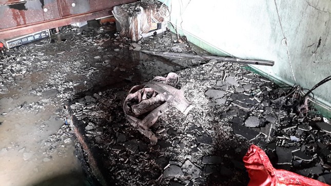 Đang ăn cơm, cả gia đình tháo chạy khi nhà bốc cháy ảnh 2