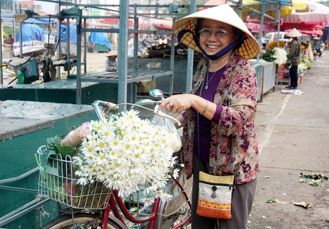 Cúc họa mi làm nóng thị trường hoa Hà Nội ảnh 2