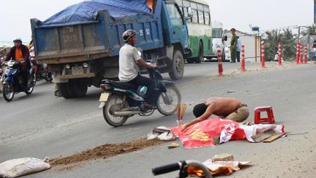 Chồng đau đớn nhìn vợ chết thảm dưới bánh xe tải ảnh 1