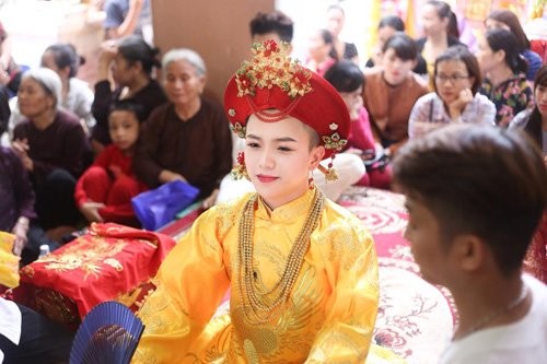 Dân mạng “phát sốt” với vẻ đẹp của “mỹ nam hầu đồng” ảnh 1