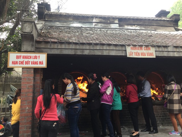 Hàng vạn người chen chân “vay tiền” ở Đền Bà Chúa Kho ảnh 5