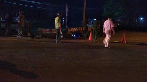BẢN TIN ATGT: Hai ô tô đấu đầu, tài xế văng xuống đường ảnh 2