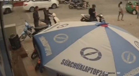 Video hot: Người đàn ông đi bộ bị lốp ôtô bay thẳng vào đầu ảnh 6