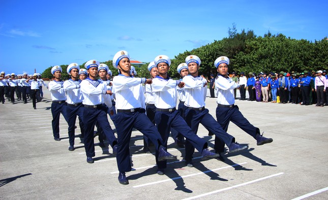 Thiêng liêng lễ duyệt binh trên đảo Trường Sa ảnh 5