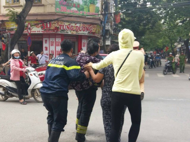 Giải cứu 4 người trong 2 căn nhà bị cháy ở Hải Phòng ảnh 2
