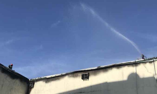Đà Nẵng: Hàng trăm người dập lửa ở cửa hàng điện máy ảnh 1