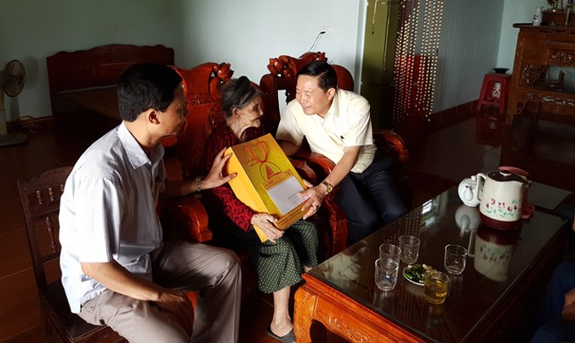 Báo Tiền Phong, Tập đoàn Cienco4 trao quà cho mẹ Việt Nam Anh hùng ảnh 2
