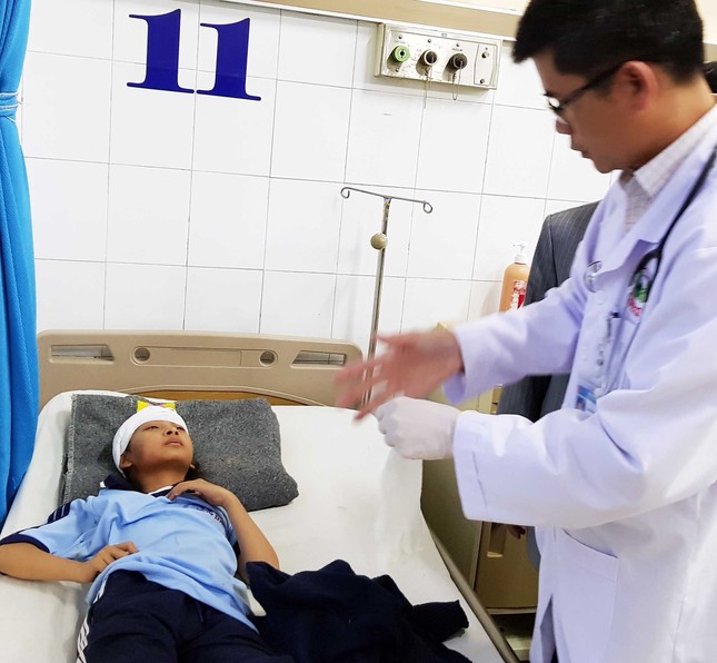 Sập sàn nhà phòng học, 10 học sinh lớp 6 bị chấn thương ảnh 1