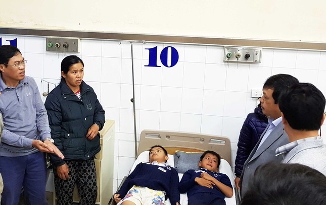 Sập sàn nhà phòng học, 10 học sinh lớp 6 bị chấn thương ảnh 2