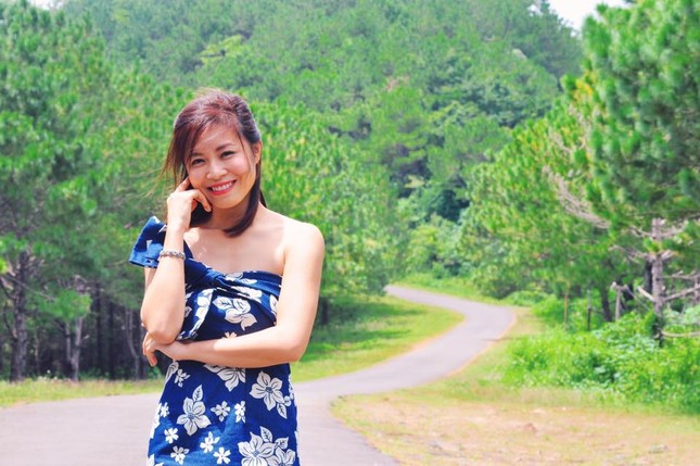 MC Hoàng Linh diện bikini khoe hình xăm 'bông hồng lửa' ảnh 9
