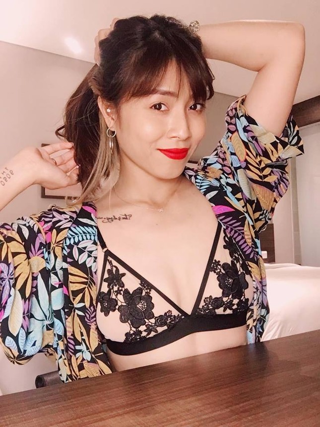MC Hoàng Linh diện bikini khoe hình xăm 'bông hồng lửa' ảnh 2