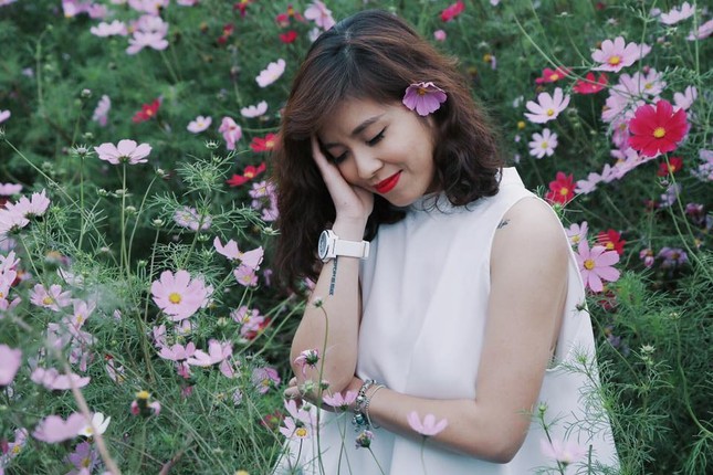 MC Hoàng Linh diện bikini khoe hình xăm 'bông hồng lửa' ảnh 8