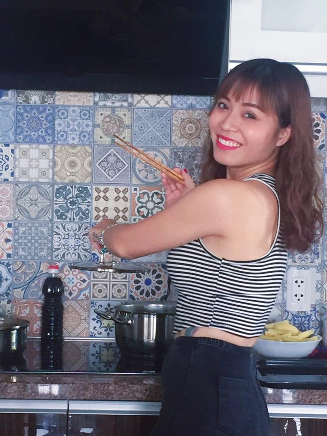 MC Hoàng Linh diện bikini khoe hình xăm 'bông hồng lửa' ảnh 5