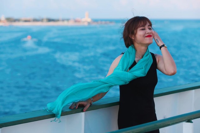 MC Hoàng Linh diện bikini khoe hình xăm 'bông hồng lửa' ảnh 6