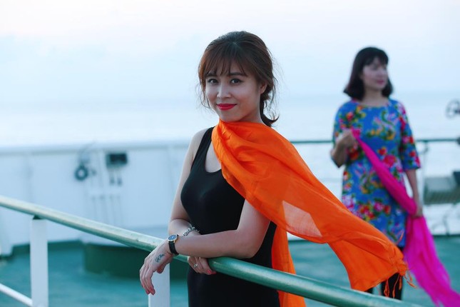 MC Hoàng Linh diện bikini khoe hình xăm 'bông hồng lửa' ảnh 7