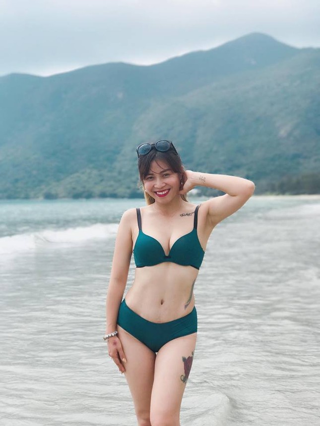 MC Hoàng Linh diện bikini khoe hình xăm 'bông hồng lửa' ảnh 1