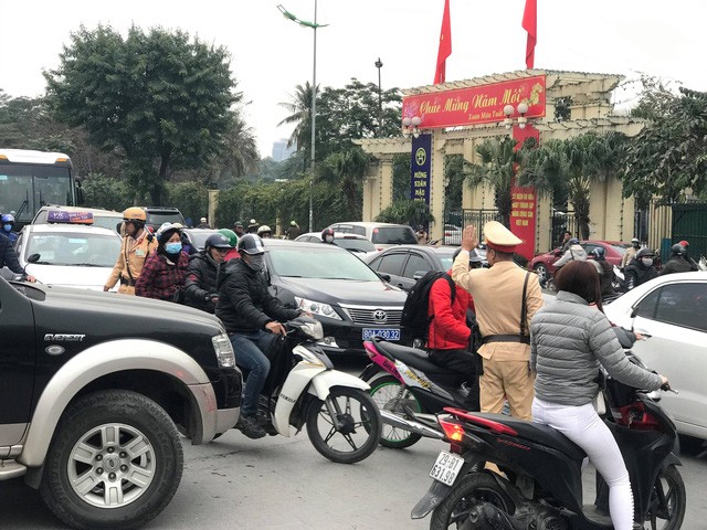 Người đàn ông bị tàu hỏa kéo lê hàng chục mét ảnh 1