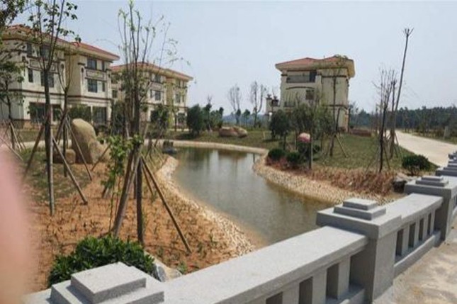 Tặng hơn 200 biệt thự sang cho dân làng, nhưng không một ai đến ở ảnh 2
