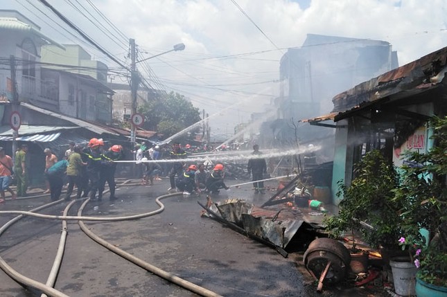 Cháy lớn tại trung tâm thành phố Mỹ Tho, 7 căn nhà bị thiêu rụi ảnh 6