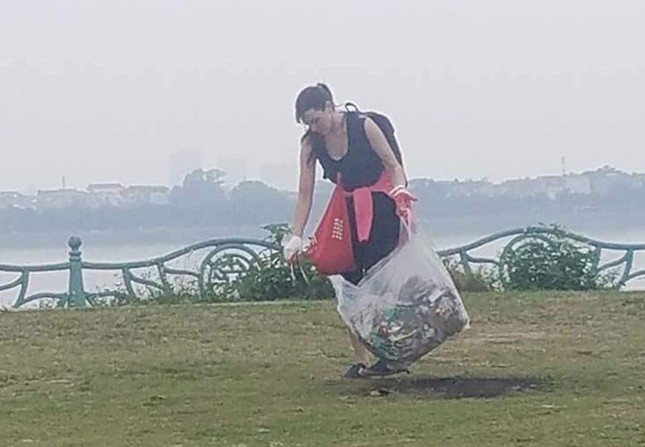 Cô gái Tây dọn rác ở Phủ Tây Hồ: Nhà mình sao để khách làm hộ? ảnh 3