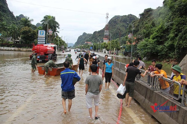 Ngập sâu chia cắt, thuyền chạy phăng phăng trên quốc lộ ảnh 7