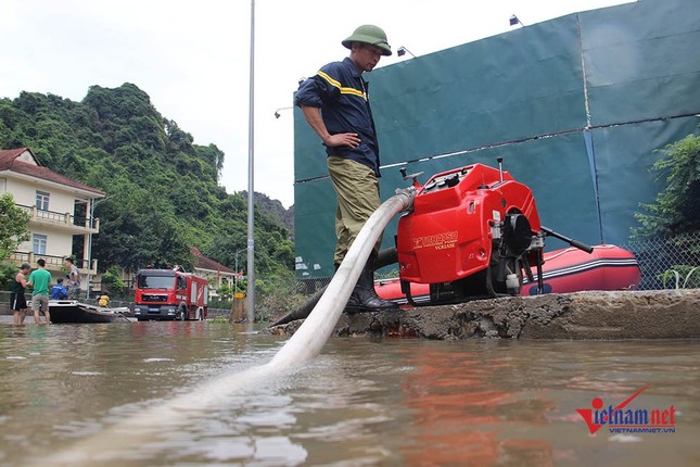 Ngập sâu chia cắt, thuyền chạy phăng phăng trên quốc lộ ảnh 1