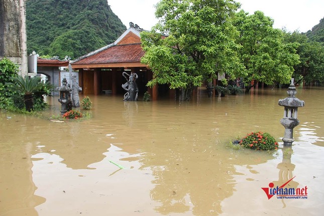Ngập sâu chia cắt, thuyền chạy phăng phăng trên quốc lộ ảnh 3