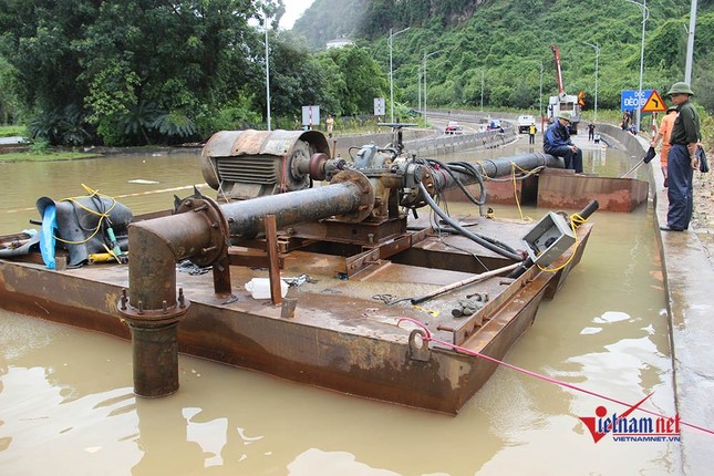 Ngập sâu chia cắt, thuyền chạy phăng phăng trên quốc lộ ảnh 4