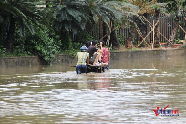 Ngập sâu chia cắt, thuyền chạy phăng phăng trên quốc lộ ảnh 5