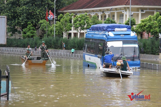 Ngập sâu chia cắt, thuyền chạy phăng phăng trên quốc lộ ảnh 6