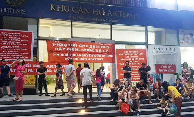 Dân chung cư 5 sao Artemis lại xuống đường băng rôn vì bị cắt... nước ảnh 1