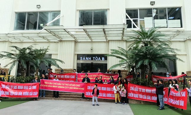 Dân chung cư 'dát vàng' lại xuống đường căng băng rôn đòi sổ đỏ ảnh 1