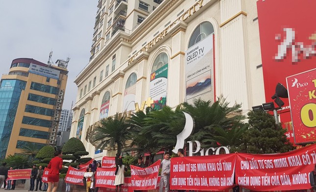 Dân chung cư 'dát vàng' lại xuống đường căng băng rôn đòi sổ đỏ ảnh 3