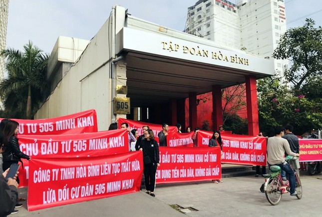 Dân chung cư 'dát vàng' lại xuống đường căng băng rôn đòi sổ đỏ ảnh 4