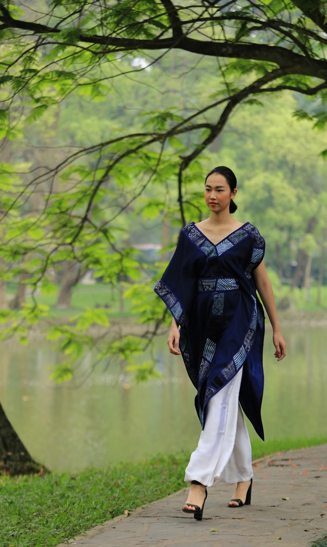 Khép lại Tuần lễ Thời trang Thu Đông 2019: Không gian êm ả, phục trang sinh sắc ảnh 5