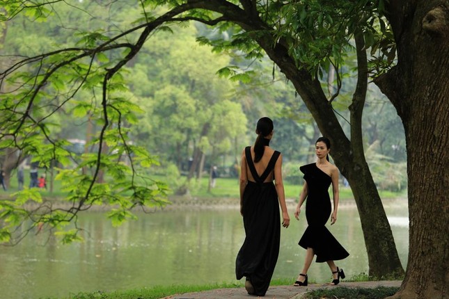 Khép lại Tuần lễ Thời trang Thu Đông 2019: Không gian êm ả, phục trang sinh sắc ảnh 6