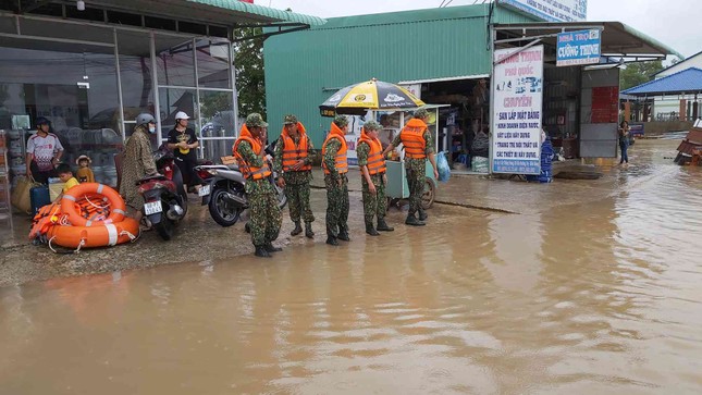 Phú Quốc lại sạt lở, ngập sâu sau cơn mưa lớn kéo dài ảnh 7