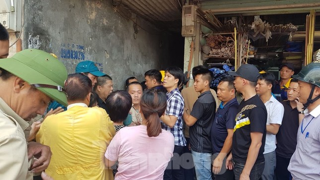 Cả trăm người ‘giải cứu’ khu dân cư ngập nước thải ảnh 3