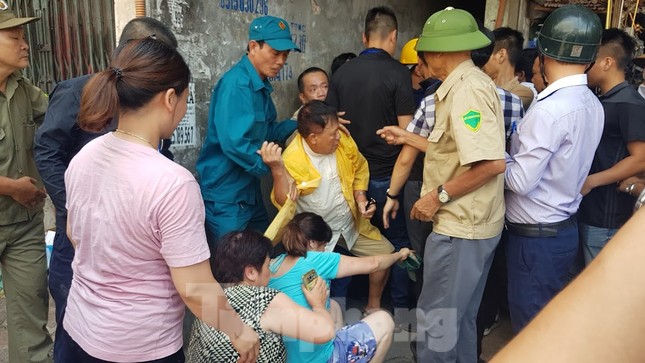 Cả trăm người ‘giải cứu’ khu dân cư ngập nước thải ảnh 2