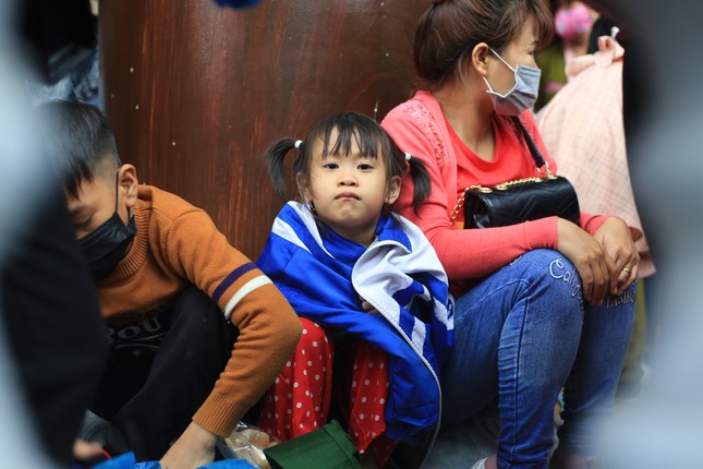 Trẻ nhỏ ướt sũng, vạ vật giữa vạn người ở chùa Tam Chúc ảnh 3