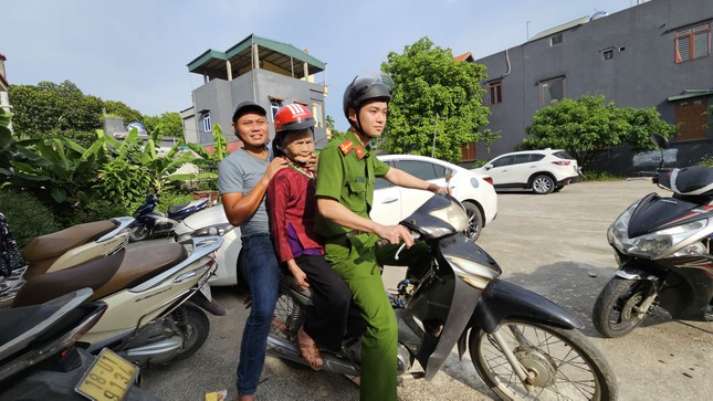 Công an Hà Nam 'đội nắng' đón cụ già trăm tuổi, người khuyết tật đi kích hoạt định danh điện tử ảnh 1