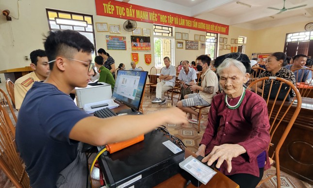 Công an Hà Nam 'đội nắng' đón cụ già trăm tuổi, người khuyết tật đi kích hoạt định danh điện tử ảnh 13