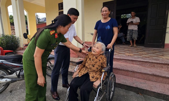 Công an Hà Nam 'đội nắng' đón cụ già trăm tuổi, người khuyết tật đi kích hoạt định danh điện tử ảnh 3