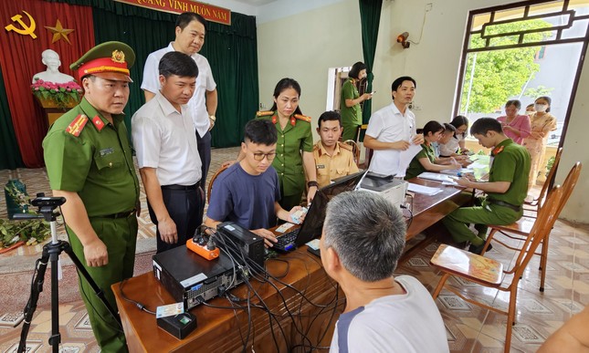 Công an Hà Nam 'đội nắng' đón cụ già trăm tuổi, người khuyết tật đi kích hoạt định danh điện tử ảnh 10