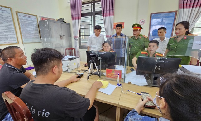 Công an Hà Nam 'đội nắng' đón cụ già trăm tuổi, người khuyết tật đi kích hoạt định danh điện tử ảnh 14