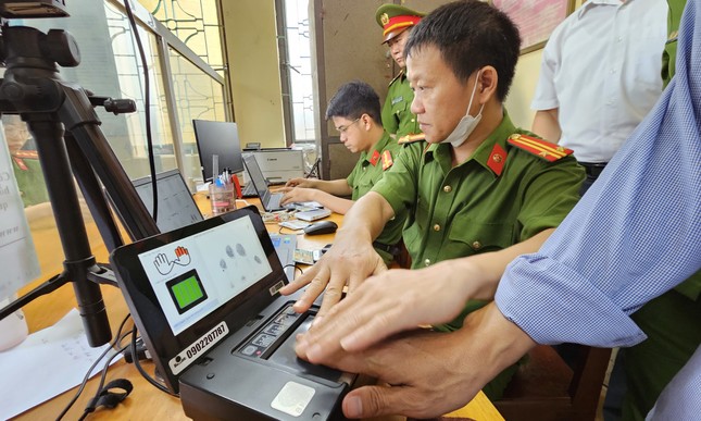 Công an Hà Nam 'đội nắng' đón cụ già trăm tuổi, người khuyết tật đi kích hoạt định danh điện tử ảnh 8