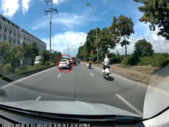 Công an Hà Nội tìm tài xế nghi cố tình chèn ngã người đi xe máy ảnh 1