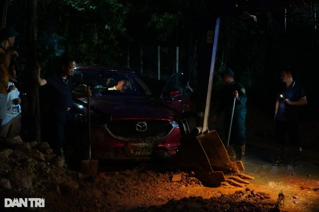Hiện trường vụ sạt lở ở Sóc Sơn khiến loạt xe sang bị vùi trong bùn đất ảnh 9